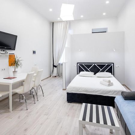 Bv Apartments Black And White Leopoli Esterno foto