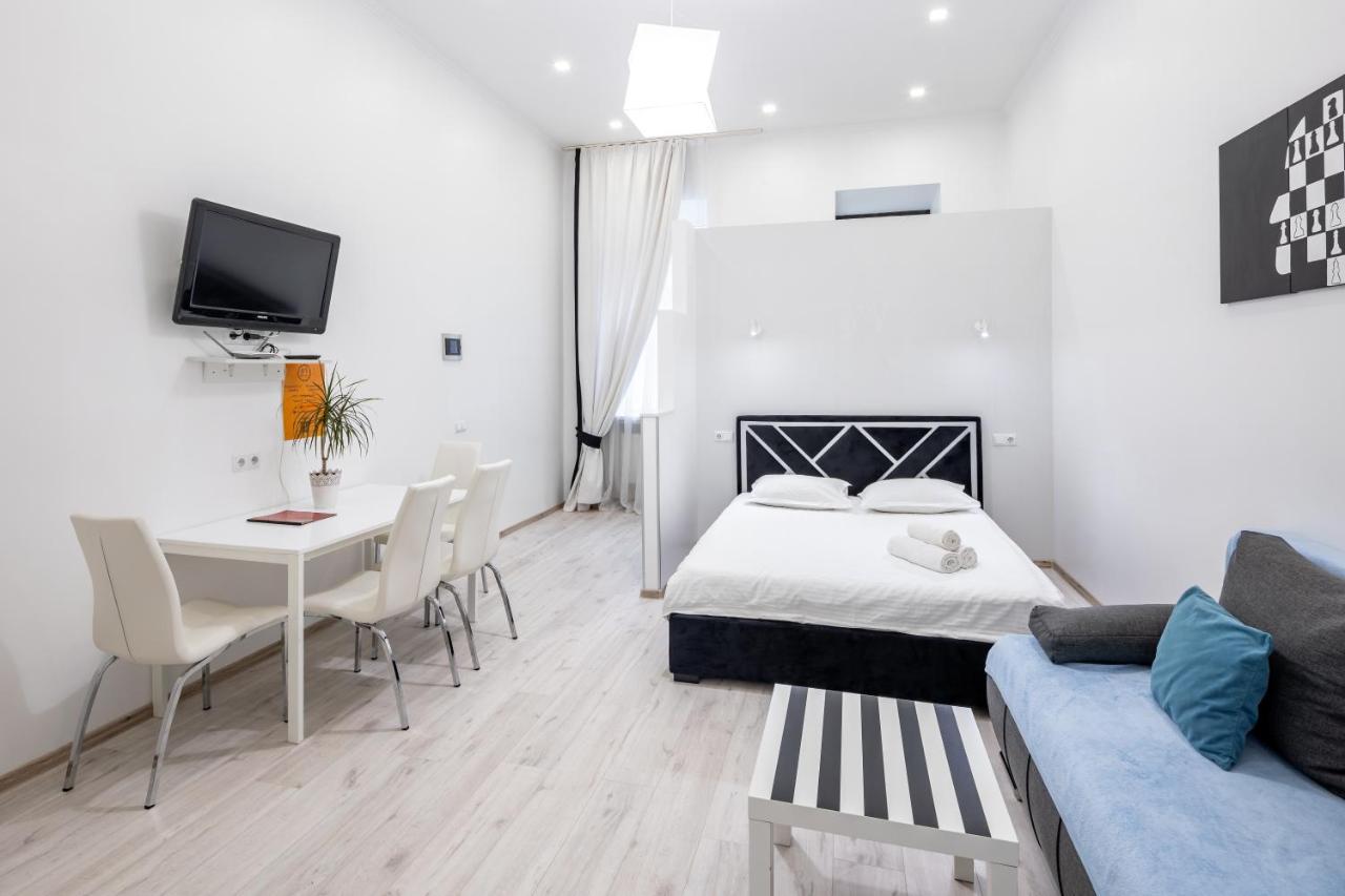 Bv Apartments Black And White Leopoli Esterno foto