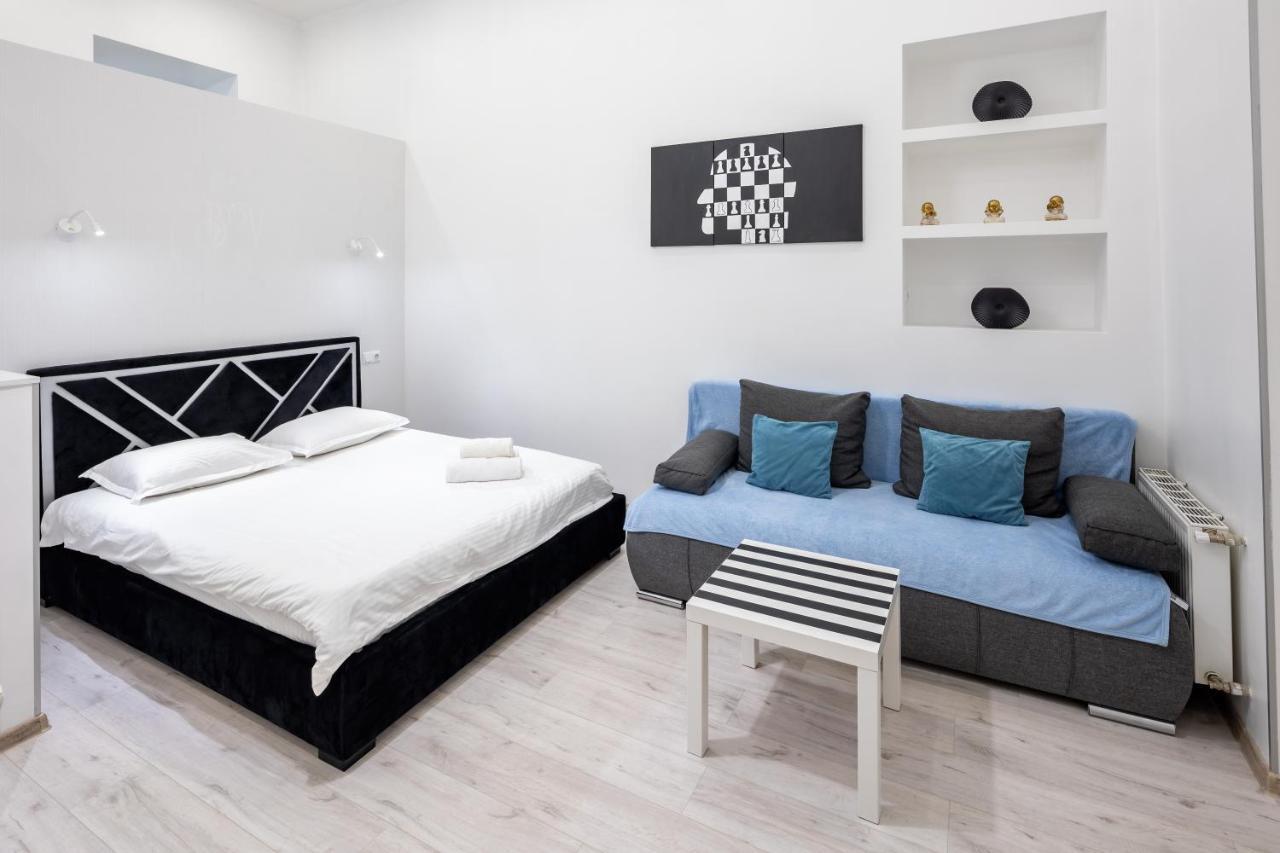 Bv Apartments Black And White Leopoli Esterno foto